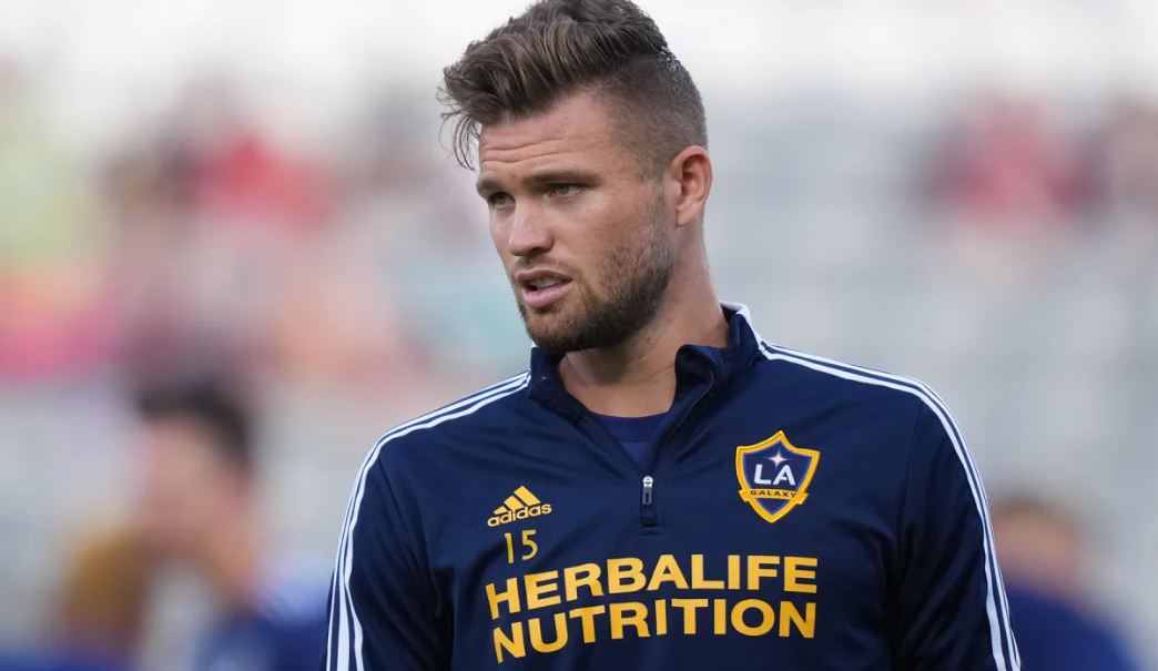 LA Galaxy renueva al central Eriq Zavaleta