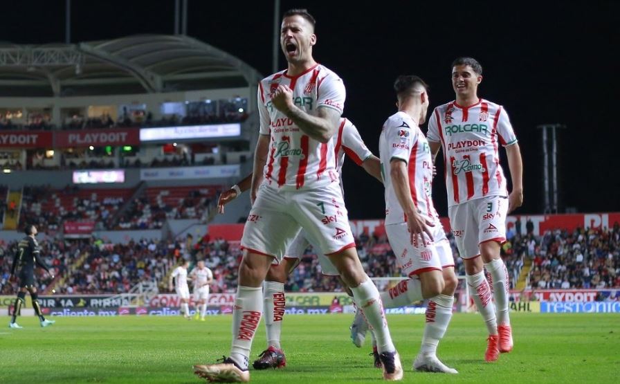 Dos goles de Édgar Méndez y otro de Oliveron dieron el triunfo a Necaxa. EFE