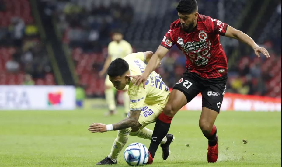 Leonardo Suárez (i) del América disputa un balón con Jair Díaz del Tijuana durante un partido entre América y Tijuana en la jornada 8 del Torneo Clausura 2023 del fútbol mexicano, en el estadio Azteca de la Ciudad de México (México). EFE/Mario Guzmán