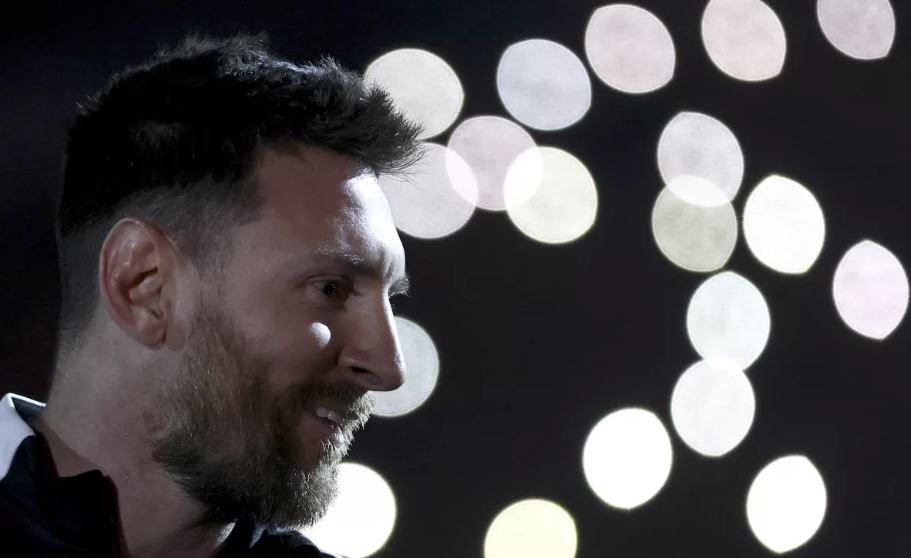 Lionel Messi sonríe durante el partido de despedida a Maximiliano Rodríguez en el estadio Marcelo Bielsa en Rosario, Argentina, el sábado 24 de juno de 2023. (AP Foto/Nicolas Aguilera) (Nicolas Aguilera / Associated Press)