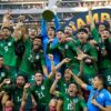 Jugadores de México celebran con el trofeo tras ganar la Copa Oro Concacaf tras vencer en la final a Panamá, el domingo 16 de julio del 2023. (AP Foto/Ashley Landis)(Ashley Landis / ASSOCIATED PRESS)