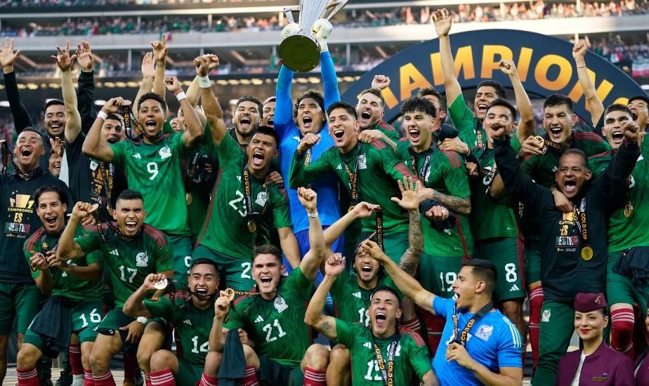 Jugadores de México celebran con el trofeo tras ganar la Copa Oro Concacaf tras vencer en la final a Panamá, el domingo 16 de julio del 2023. (AP Foto/Ashley Landis)(Ashley Landis / ASSOCIATED PRESS)