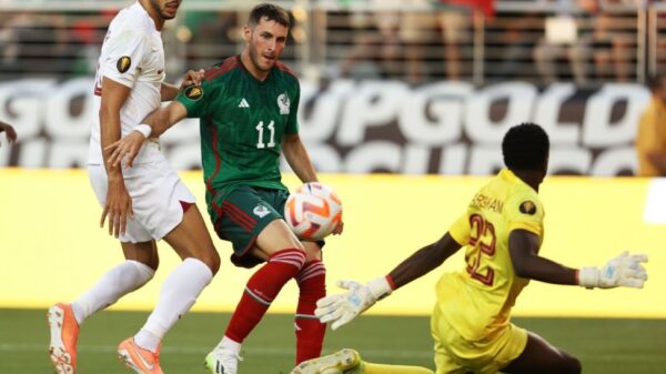 Santiago Giménez no pudo anotar frente a la selección de Qatar.