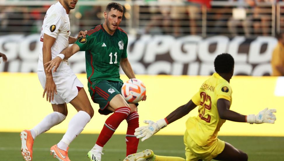 Santiago Giménez no pudo anotar frente a la selección de Qatar.