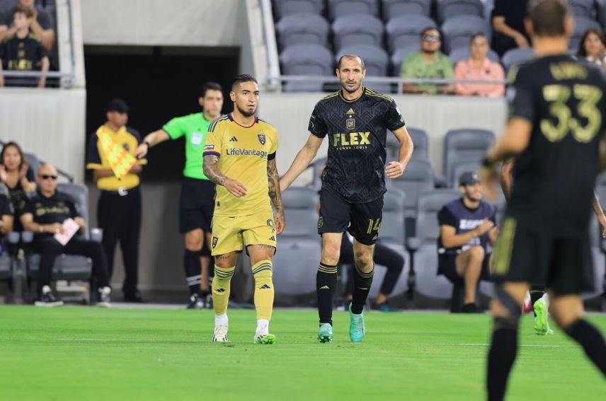 Cristian Arango,, del Real Salt Lake, ante la marca de Giorgio Chiellini, de LAFC. (Roberto Cortés/Especial para LA Times en Español)