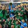 Jugadores de México celebran con el trofeo de la Copa Oro tras vencer en la final a Panamá, el domingo 16 de julio del 2023.(Ashley Landis / ASSOCIATED PRESS)