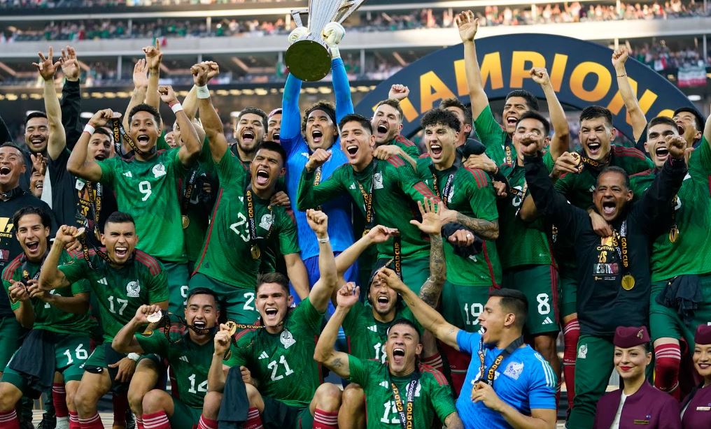 Jugadores de México celebran con el trofeo de la Copa Oro tras vencer en la final a Panamá, el domingo 16 de julio del 2023.(Ashley Landis / ASSOCIATED PRESS)