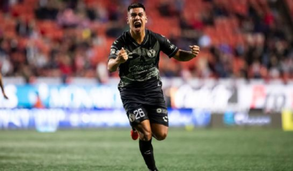 Efraín Álvarez anotó un golazo de tiro libre en el Xolos vs Gallos