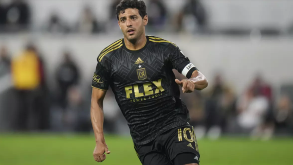 El mexicano Carlos Vela, delantero de Los Angeles FC, persigue un balón en un partido ante Real Salt Lake, el 1 de octubre de 2023 (Jae C. Hong / Associated Press)