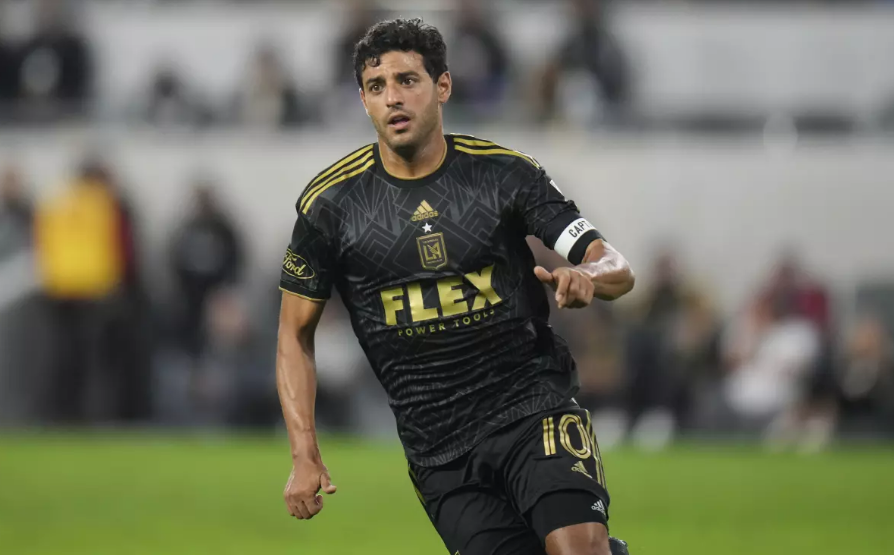 El mexicano Carlos Vela, delantero de Los Angeles FC, persigue un balón en un partido ante Real Salt Lake, el 1 de octubre de 2023 (Jae C. Hong / Associated Press)