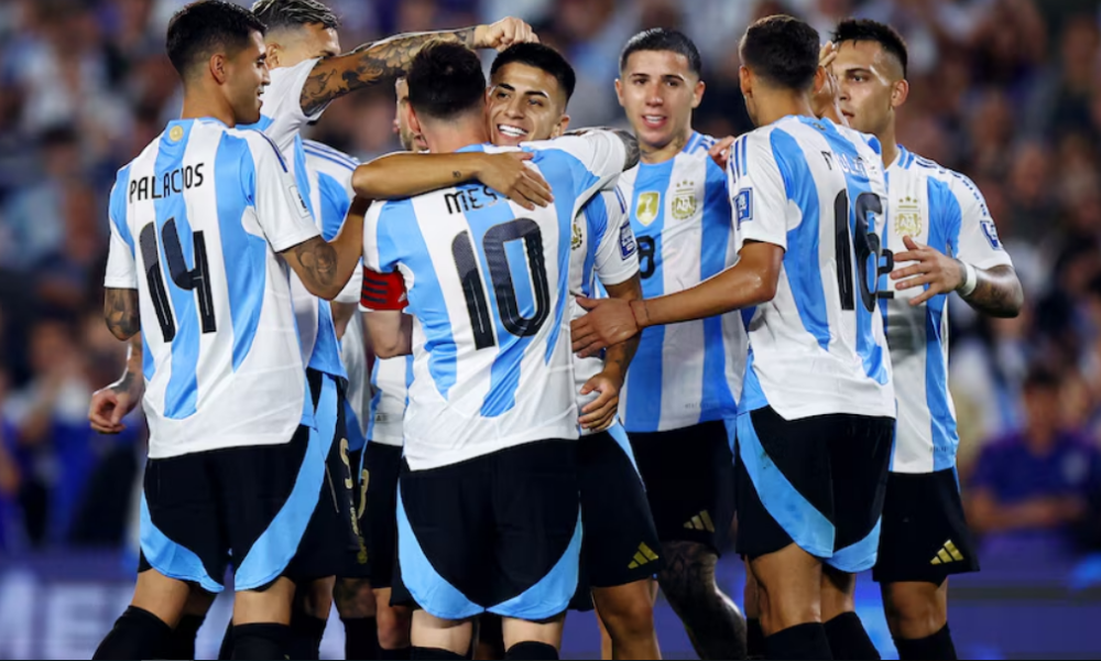 Argentina se impuso por 6 a 0 sobre Bolivia y se mantiene en el primer lugar de las Eliminatorias Sudamericanas con 22 unidades (REUTERS/Agustin Marcarian)