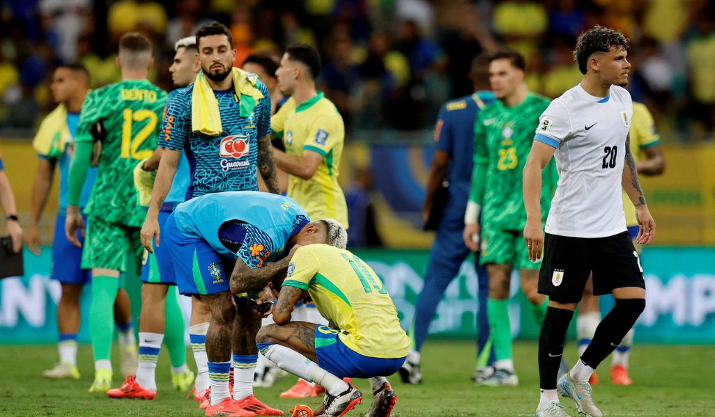 Decepción brasileña en Salvador, donde la gente no llenó el estadio y hubo abucheos con el 1-1 (REUTERS).