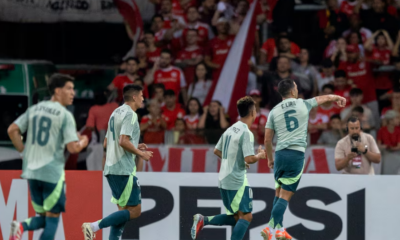 Erik Lira (derecha) festeja su tanto con la selección mexicana en un partido amistoso ante Internacional de Brasil, disputado el jueves 16 de enero de 2025, en Porto Alegre.(Liamara Polli / AP)