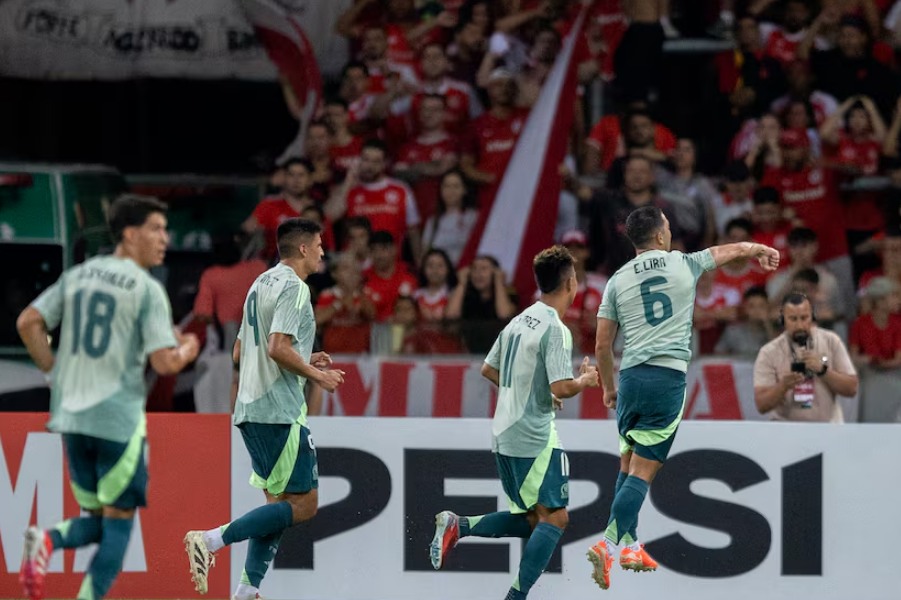 Erik Lira (derecha) festeja su tanto con la selección mexicana en un partido amistoso ante Internacional de Brasil, disputado el jueves 16 de enero de 2025, en Porto Alegre.(Liamara Polli / AP)