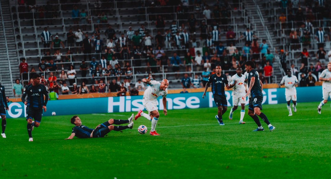 Salzburg vence al Pachuca y se pone de líder